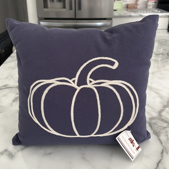 Target Bullseye 2023 - NWT - Throw Pillow Set - Picture 2 of 11